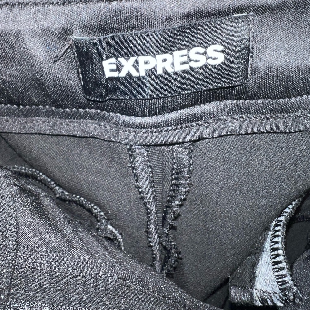 Black trouser, belt loops and pockets, zip